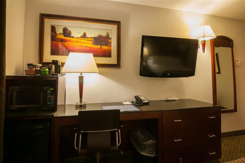 Best Western Airport Inn Calgary Room photo